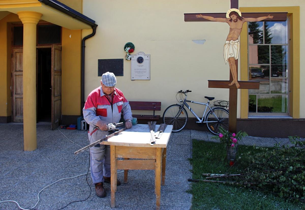 Fotogaléria Práce pri nových vitrážach 8.6.2017 (24) Práce pri nových vitrážach 8.6.2017